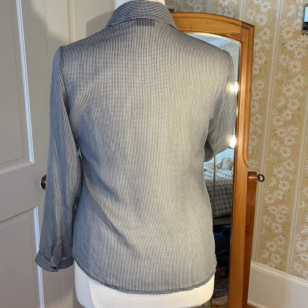 ❤️Chicos Additions, semi sheer Size 2 button down blouse ❤️ - Picture 6 of 8